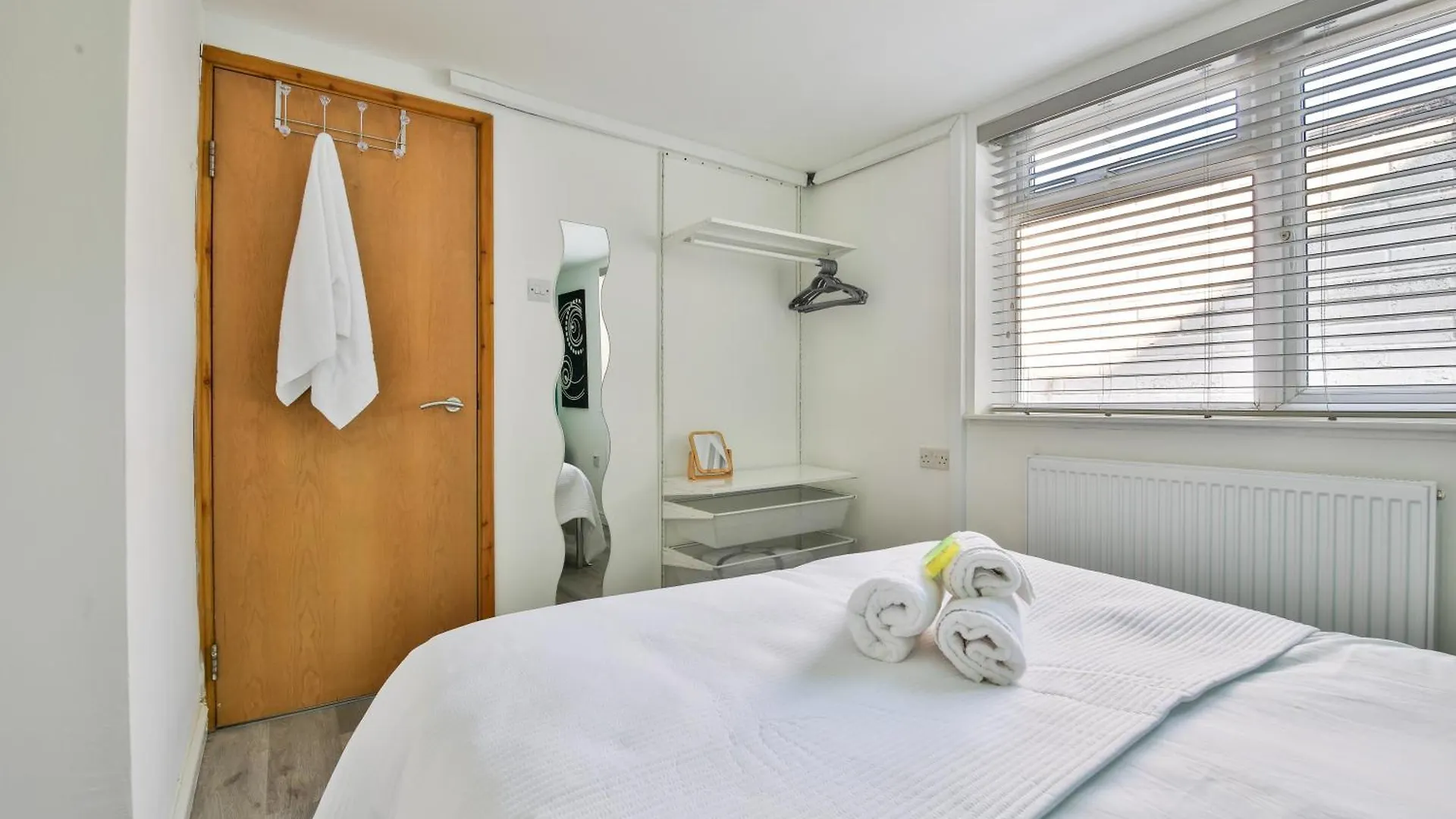 2 Bedroom Flat Near Cardiff City 0*,