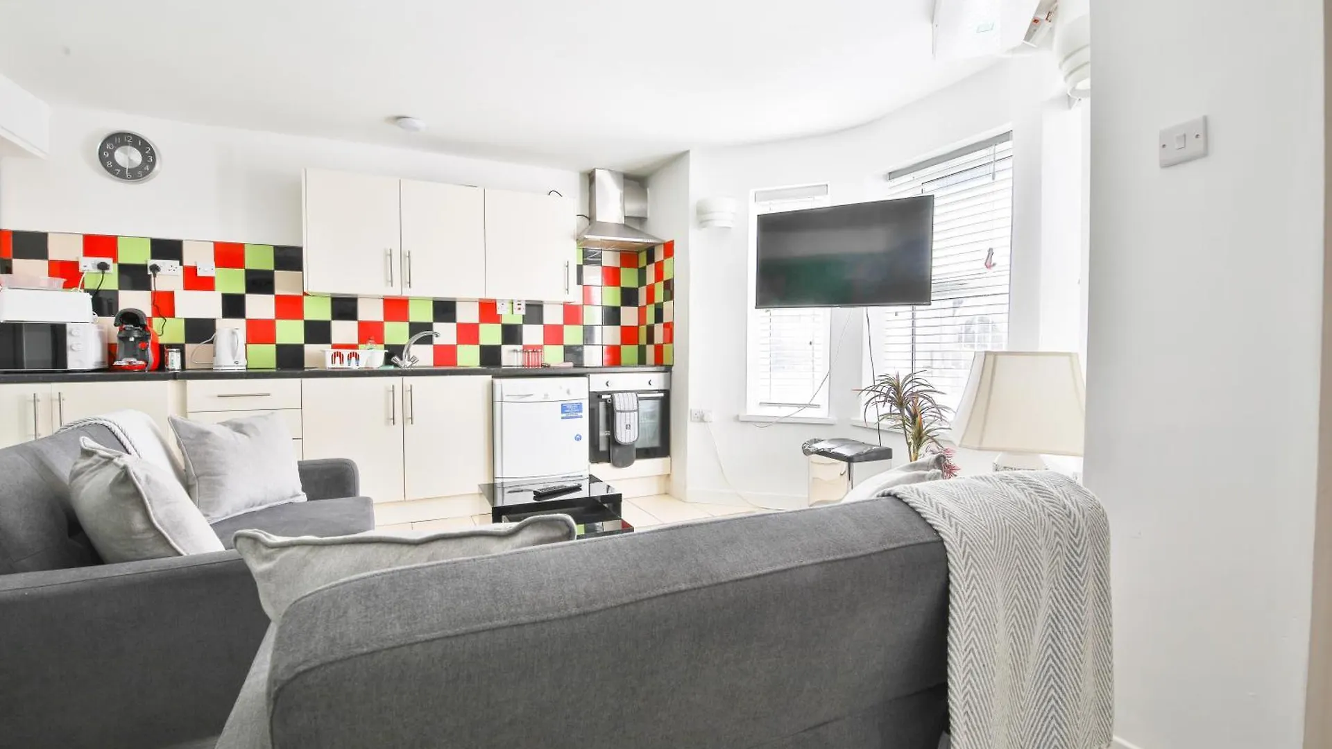 2 Bedroom Flat Near Cardiff City Apartment