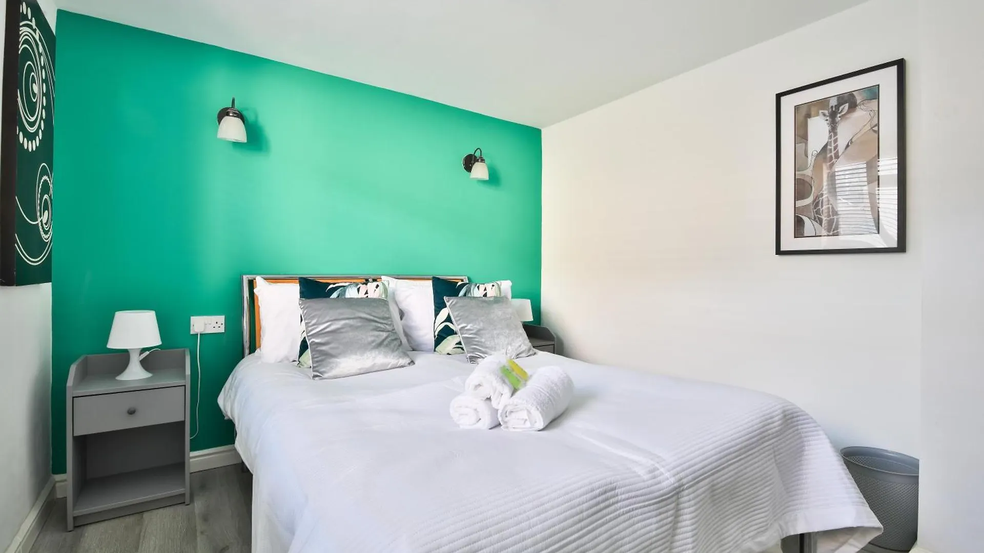 2 Bedroom Flat Near Cardiff City 0*,